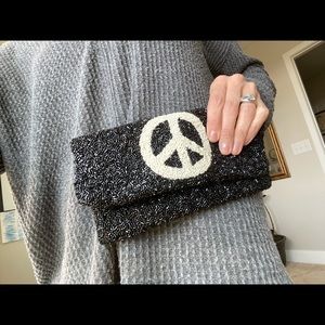 FINAL SALE! Gorgeous beaded☮️ clutch